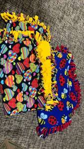 lot 1424 image: Throw blankets