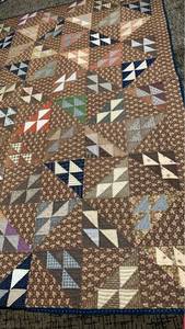 lot 1430 image: Flying Geese pattern quilt 86X74