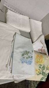 lot 1440 image: Misc linens and tablecloths