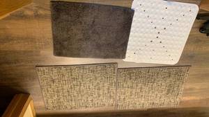 lot 1452 image: Floor and tub mats 27X20 and smaller