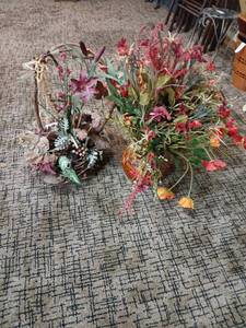 lot 2014 image: Vintage McCoy cermic pot with Floral decor