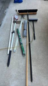 lot 3005 image: Long broom, squeegee, screen and more in waste basket