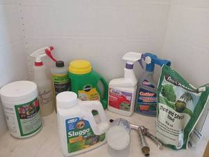 lot 3024 image: Lawn and garden lot water soluble plant food