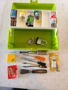 lot 3103 image: Green plastic tackle box with contents.