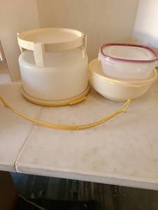 lot 3106 image: Tupperware and Rubbermaid storage containers