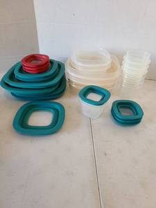 lot 3114 image: Kitchen storage containers with lids.