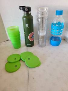 lot 3115 image: Hydro Flask, tumblers with lids, Soda Stream bottle