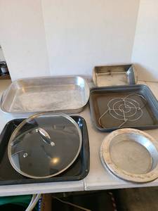 lot 3120 image: Baking pans and a stockpot lid