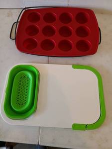 lot 3122 image: Silicone muffin tin with .etal base and plastic extension cuttingdrain board with colander