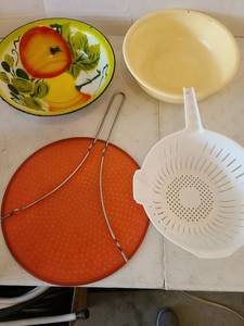 lot 3126 image: Large silicone splatter screen, plastic bowls and colander.