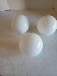 lot 3136 image: 3 white light globes.