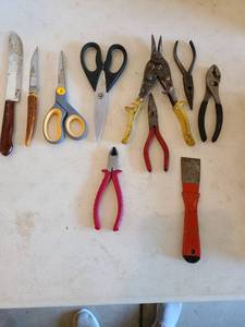 lot 3140 image: Hand Tools Lot 11 Pieces Knives Scissors Pliers Pruners