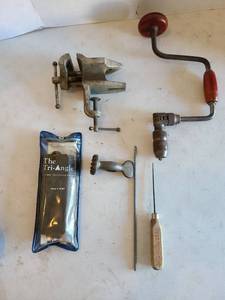 lot 3143 image: Vise, hand drill, ceramic sharpening stones