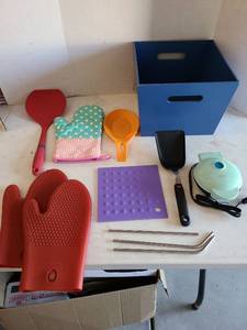 lot 3148 image: Silicone oven mints, large silicone spoon rest, silicone pot holder, Dash mini waffle maker, more