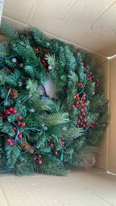 lot 3320 image: Lighted Christmas wreath 19X19
