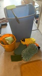 lot 3403 image: Kitchen trash can, pail and car cleaning accessories