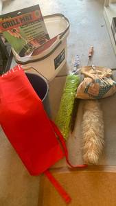 lot 3404 image: Buckets, apron, cleaning accessories and clothespins