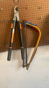 lot 3405 image: Pruning saws and Loppers