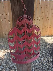lot 979 image: Metal Hanging Bird Cage