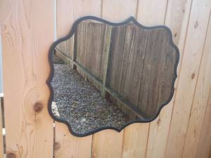 lot 980 image: Decorative Mirror.   24 x 21