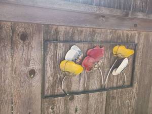 lot 982 image: Metal Flowers.  16 x 32
