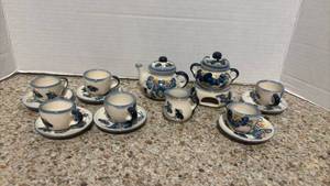 lot 1126 image: Boleslawiec Floral Design 13-Piece Service for 4