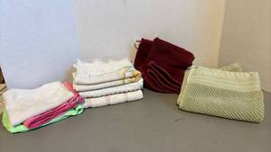 lot 1369 image: Lot of 15 Assorted Towels and Washcloths