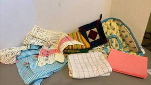 lot 1370 image: Two vintage aprons and assorted kitchen towels and more
