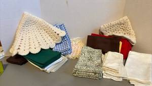 lot 1380 image: Lot of Linens Napkins Doilies and Tablecloths Mixed Colors
