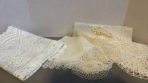 lot 1382 image: Doilies