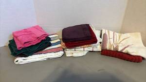 lot 1383 image: Lot of Assorted Hand Towels and washcloths