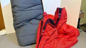 lot 1385 image: Sleeping bag and a blanket that folds into a bag