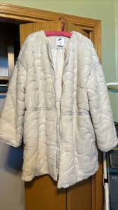 lot 1393 image: Nike Therma-Fit Quilted Jacket Cream XL