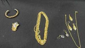lot 1601 image: Womens jewelry