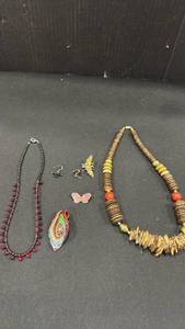 lot 1603 image: Womens jewelry