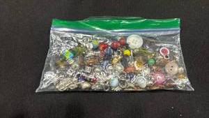 lot 1613 image: Loose beads and buttons
