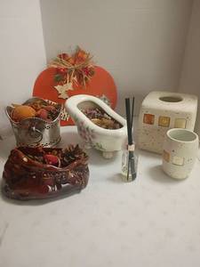 lot 2022 image: Autumn Items and Bathroom Items