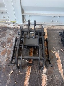 lot 9362 image: Unused SD Lanch Wood Grabber for Mini Excavator