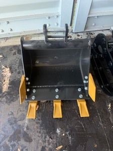 lot 9356 image: Unused SD Lanch 16in Toothed Bucket