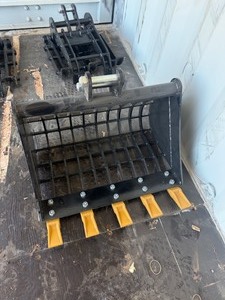 lot 9355 image: Unused SD Lanch 24in Grid Bucket