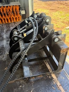 lot 9360 image: Unused SD Lanch Mini Skid Steer Wood Grapple