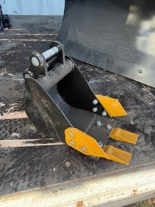 lot 9367 image: Unused SD Lanch 8in Toothed Bucket