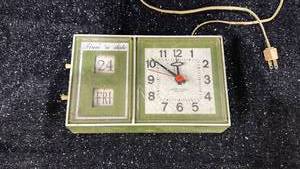 lot 15 image: Westclox Desk Calendar Clock with Flip Date and Analog Time