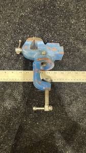 lot 74 image: Bench Vise 3-4 inch Clamp