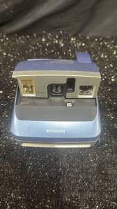 lot 79 image: Polaroid One600 Instant Film Camera