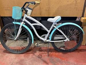 lot 120 image: Huffy Cruiser Bicycle with Basket White Blue 26 inch