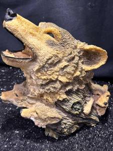 lot 126 image: Decorative Bear and Wolf Head Figurine Sculpture