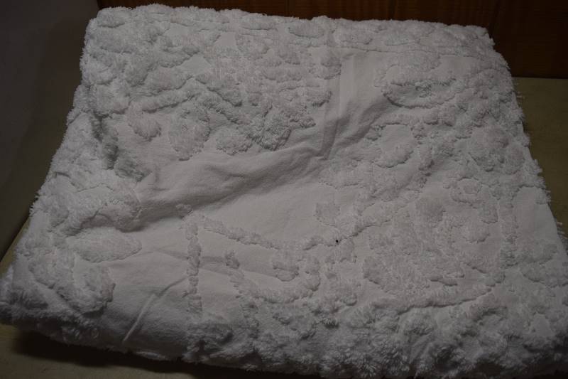 lot 18 image: Queen Size Chennile Bedspread