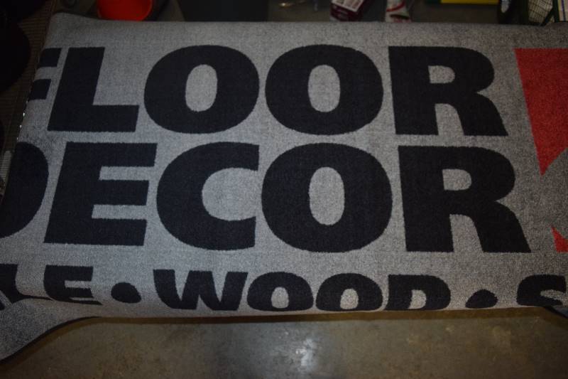 lot 25 image: Commercial Rug