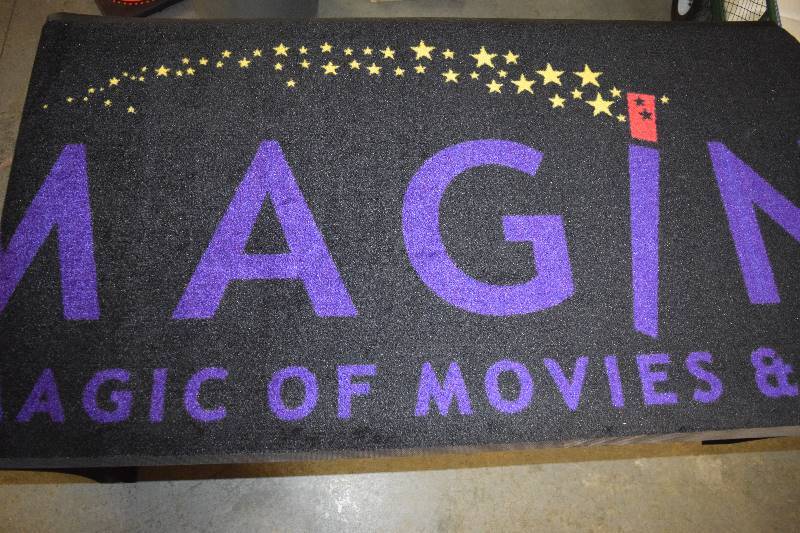 lot 34 image: Commercial Rug